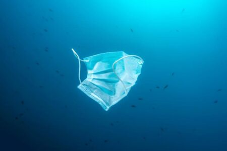 Екобомба: Тонове отпадъци от предпазни средства срещу COVID-19 плуват в океаните