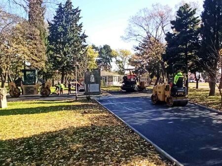 Започна обновяването на големия парк в Каблешково (СНИМКИ)