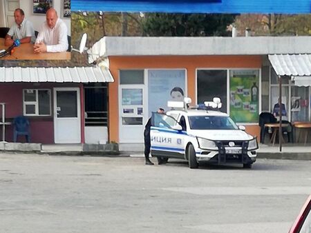 Полиция респектира кмета на поморийското с. Бата пред дома му! Иван Алексиев: Терорът над нас продължава!