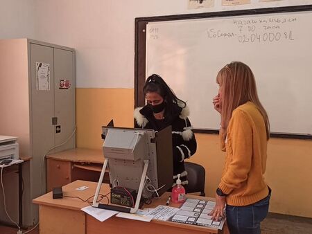 Шокиращо ниска избирателна активност в ромското гето на Бургас (ВИДЕО)