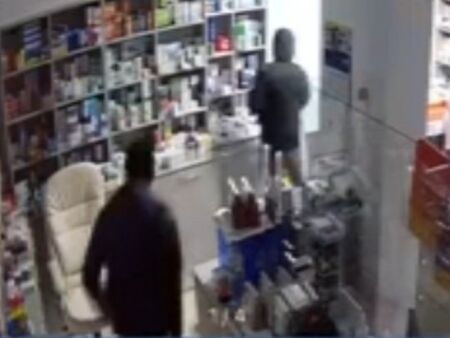 Вижте как маскирани бандити тарашиха аптека в ж.к.“Зорница“
