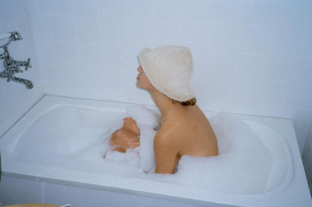 Мила Роберт се къпе с вълнена шапка