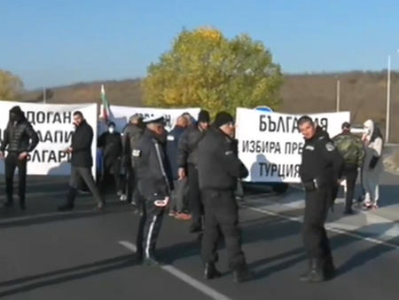 Протест срещу изборния туризъм блокира магистрала Марица