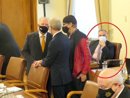 Какво прави Антон Кутев на правителственото заседание, след като подаде оставка?