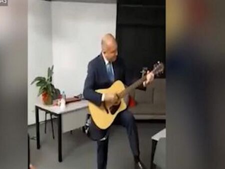 След новината за победата: Президентът Радев пее и свири на китара (ВИДЕО)