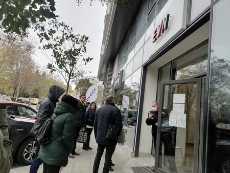 Нечовешко! Стотици клиенти на Ер-ЮГ мръзнат с часове пред офиса в Бургас