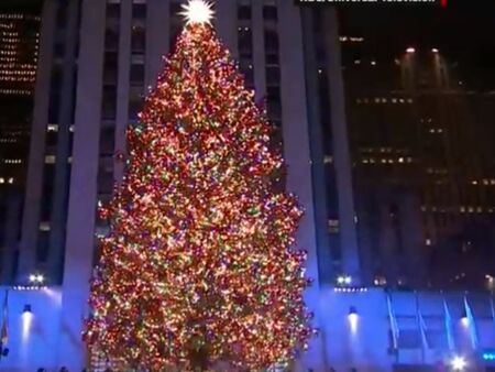Коледна елха украсена с 50 000 лампички в Ню Йорк