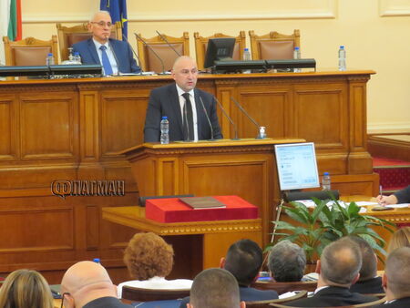 ИТН с алтернативен говорител за първата реч в новия парламент – Тошко Йорданов седи и слуша