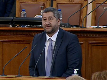 Пеевски демонстративно напусна при речта на Христо Иванов, който обяви, че няма да е министър