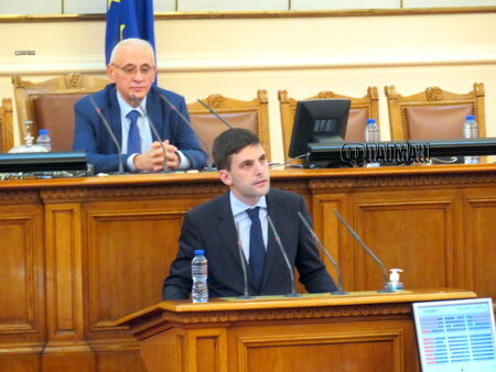 Бургаски депутат влезе в обречена битка за председател на парламента, избраха Никола Минчев от ПП