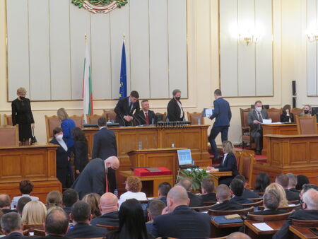 Рекорд в първия ден на парламента: Взеха решение с 239 гласа - отсъства само шефът на „Еконт“