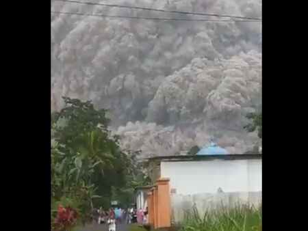 13 жертви на вулкана Семеру