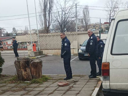 Полиция заварди входа на редакцията на "Труд" в София