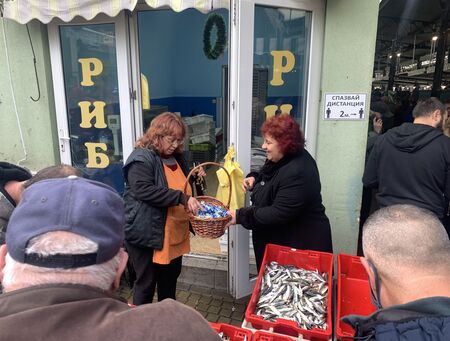 Директорът на „Бургаски пазари“ изненада за Никулден търговците на Краснодар (СНИМКИ)