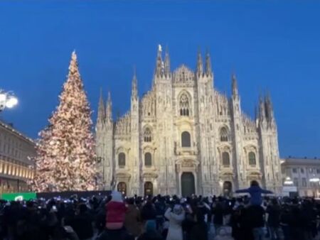 Запалиха светлините на коледната елха пред катедралата Дуомо в Милано