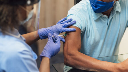 Италианец опита да се ваксинира с "фалшива" ръка