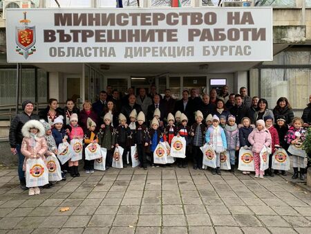 Коледарчета от ДГ „Раковина” с изненада към служителите на ОДМВР-Бургас