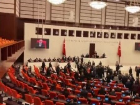 Меле в турския парламент в дебати за бюджета (ВИДЕО)