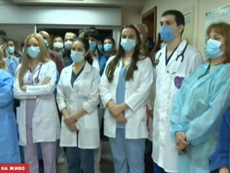 Лекари излизат на протест, искат оставката на министър Кацаров