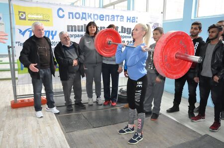 Кадетките на "Черноморец" триумфираха като държавни шампиони по вдигане на тежести