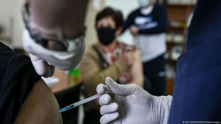 От понеделник всички над 60 г. без трета ваксина в Гърция преминават в локдаун