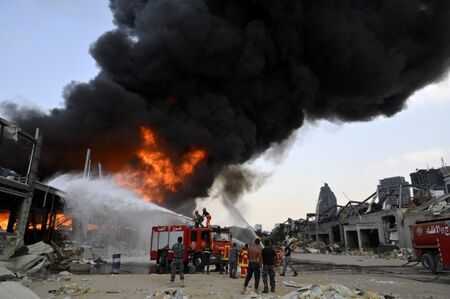 12 загинали и ранени при експлозии в оръжеен склад в Ливан