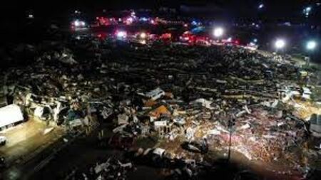 Торнадо срина складова база на „Амазон”, много жертви