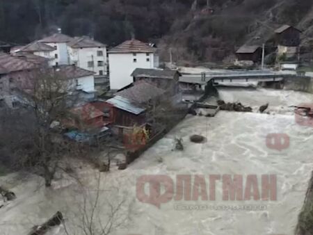 Потоп в Южна България, реки заляха домове и подкопаха пътища