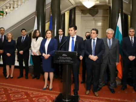 Извънредно заседание на парламента, гласуват правителството на Кирил Петков