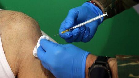 Влезе в сила задължителната ваксинация за хората над 60 г. в Гърция