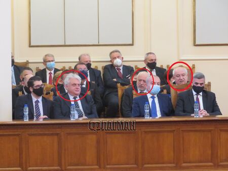 На изпроводяк: Трима служебни министри не харесаха маските в Народното събрание