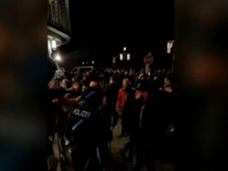 3500 души на протест срещу COVID-мерките в Ерфурт, стегна се до сблъсъци с полицията