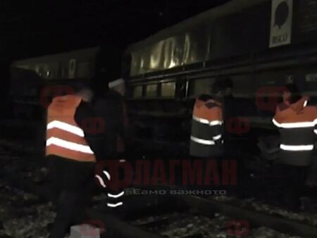 Дерайлирал влак блокира пътниците за Варна и София