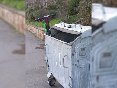 Споделена тротинетка се озова в контейнер за отпадъци в Бургас