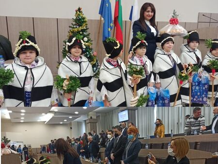 Коледарчета зарадваха общинските съветници в Бургас, пожелаха им много пари в портфейла