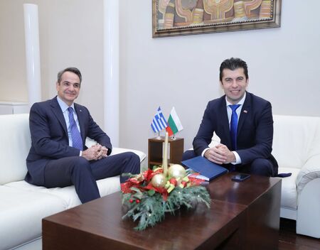 Кирил Петков с първи гост на правителствено ниво, посрещна гръцкия си колега Мицотакис