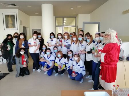 Дядо Коледа дойде в лаборатория „Лина“ в Бургас: Раздаде подаръци на пациенти, благодари на екипа (СНИМКИ)