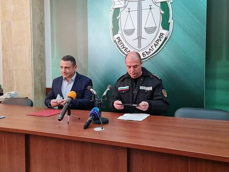 Гледайте НА ЖИВО: Четирима са арестувани в Бургаско за каналджийство, прокуратурата и МВР с подробности