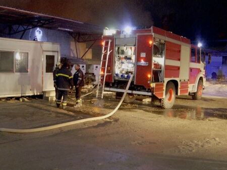 Пожар край Казанлък, горя склад във фабрика за пелети
