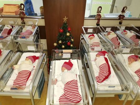 В УМБАЛ "Дева Мария" облякоха новородените като коледни подаръчета