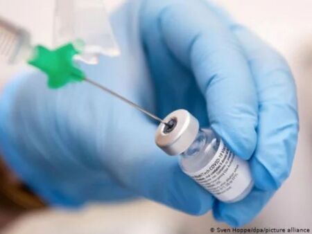 Взрив в социалните мрежи: Жена получила ваксина за коледен подарък