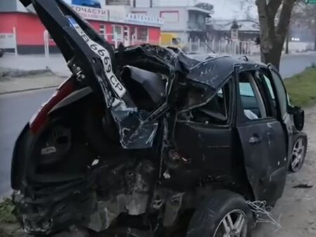 Пиян заби колата си в магазин за автомобили в Пловдив, по чудо не се е взривил