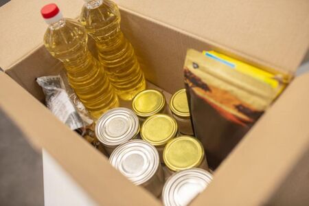 Ученик постави кутия за храна за нуждаещи се край храма във Видин