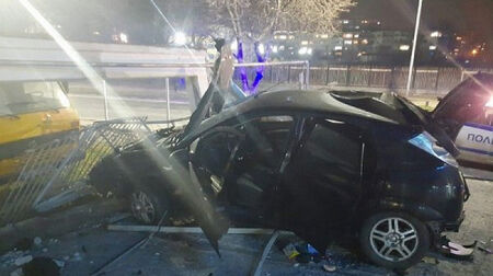Задържаха шофьора, блъснал се в ограда на шоурум в Пловдив