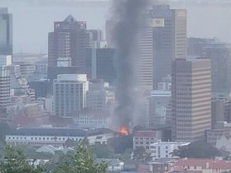 Гори парламентът на ЮАР, 35 пожарникари се борят с огъня