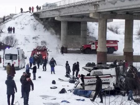 Трагедия в Русия! Автобус полетя от железопътен мост