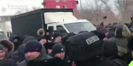 В Казахстан е страшно! Протестиращи щурмуваха резиденцията на президента, палят и грабят всичко по пътя си