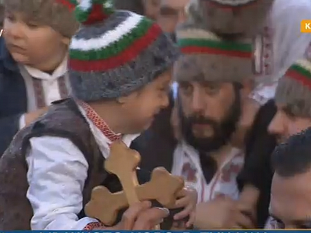 4-годишният Димо взе кръста в Калофер