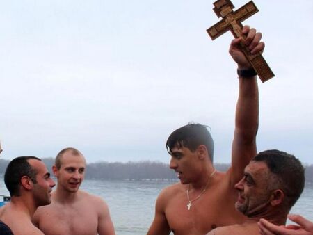 Рекордьор на Гинес извади кръста от река Дунав на Богоявление