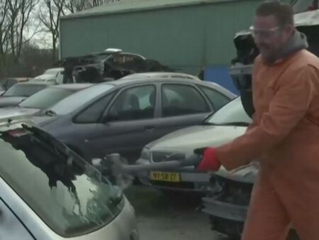 Стресирани от коронавируса в Нидерландия трошат коли и крещят на плажа